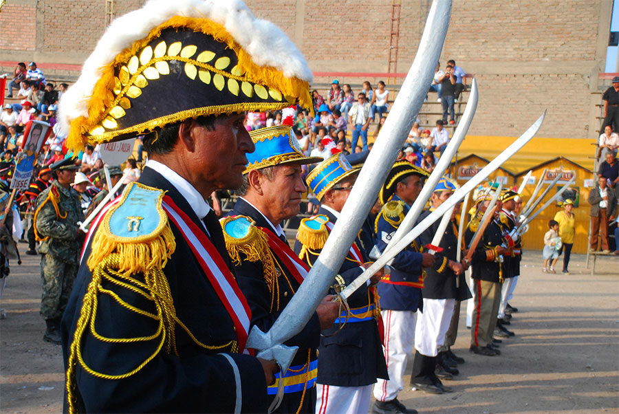 Presentación de las diferentes compañias con sus respectivos oficiales en la gran parada cívico militar religioso de semana santa en Jauja.